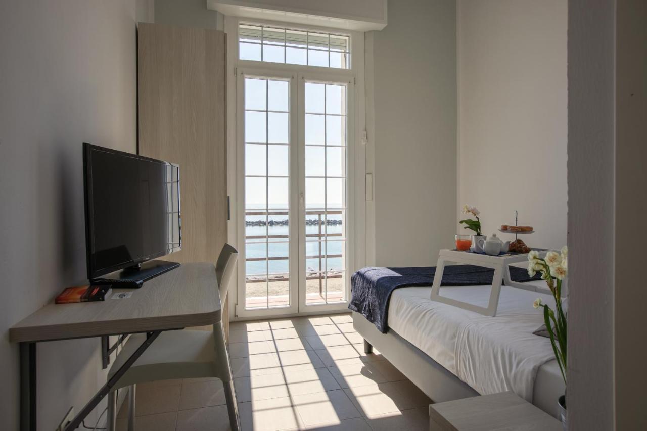 Casa F.A.C.I Hotell Marina di Massa Eksteriør bilde