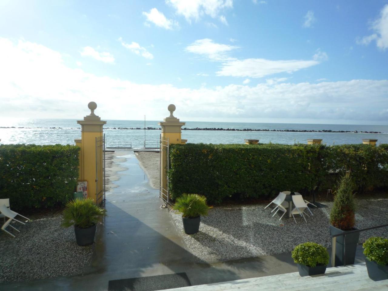 Casa F.A.C.I Hotell Marina di Massa Eksteriør bilde