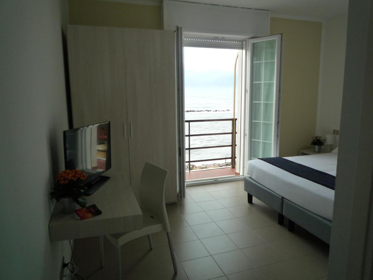 Casa F.A.C.I Hotell Marina di Massa Eksteriør bilde