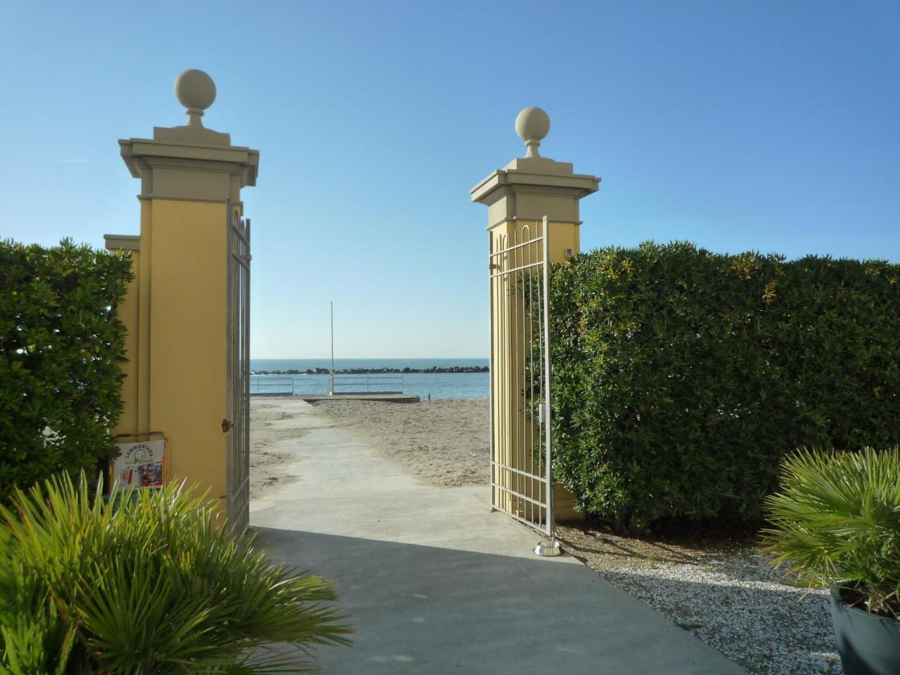 Casa F.A.C.I Hotell Marina di Massa Eksteriør bilde